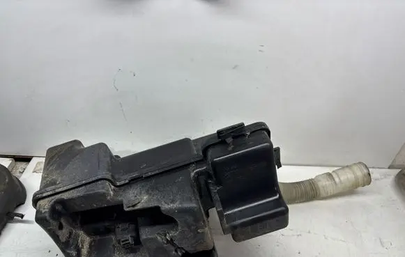 Volkswagen Tiguan Windshield washer fluid reservoir/tank 5N0955453