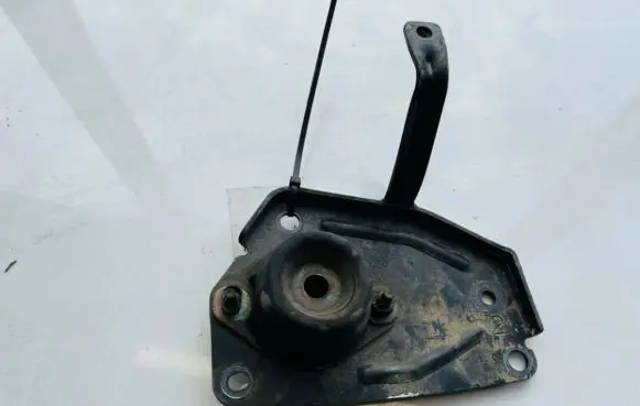 Peugeot 307 Engine mount bracket