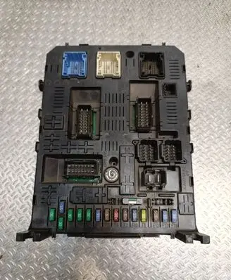 Peugeot Partner Fuse module 281197595