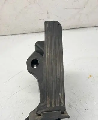 Accelerator throttle pedal