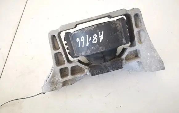 Volvo V50 Engine mount bracket