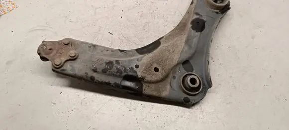 Renault Latitude (L70) Front lower control arm/wishbone 545010010R