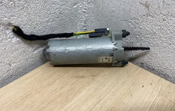 Mercedes-Benz CLS AMG C219 Seat adjustment motor 0130002624