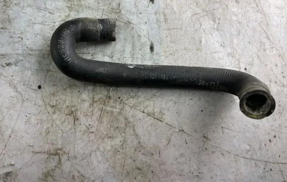 Volkswagen PASSAT B5 Engine coolant pipe/hose 058121058a
