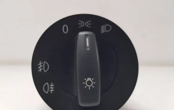 Volkswagen Touran I Light switch V10730159