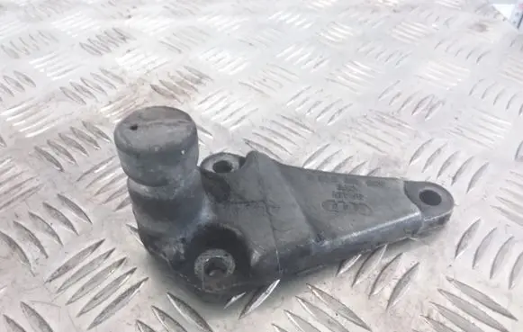 Audi A6 S6 C5 4B Engine mounting bracket 8D0199343J