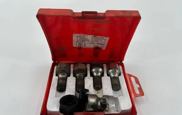 BMW 5 E60 E61 Anti-theft wheel nuts and lock 
