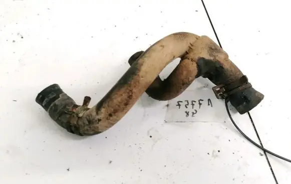 Volkswagen PASSAT B4 Engine coolant pipe/hose 037121058B