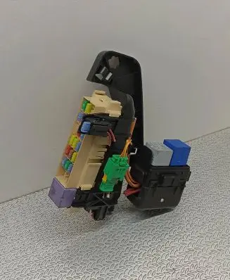 Renault Clio III Fuse module 8200358192