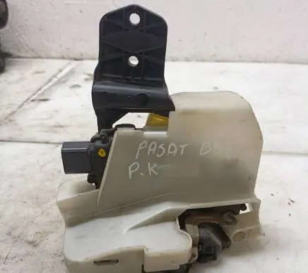 Volkswagen PASSAT B5.5 Front door lock C3B1837015Q