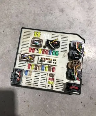 Renault Megane II Fuse module 284B60008R 284B60008RE