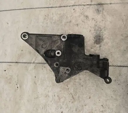 Engine mounting bracket