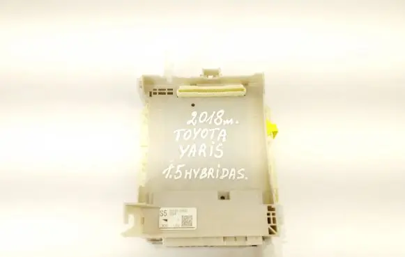 Toyota Yaris Fuse module 8273052K40