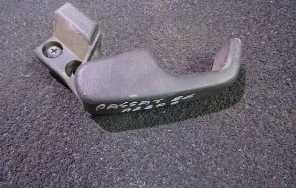 Volkswagen PASSAT B3 Engine bonnet (hood) release handle 375823533