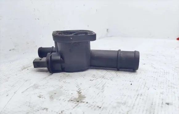 Volkswagen Touran I Engine coolant pipe/hose 038121132G