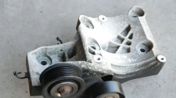 Opel Insignia A A/C compressor mount bracket 55582510