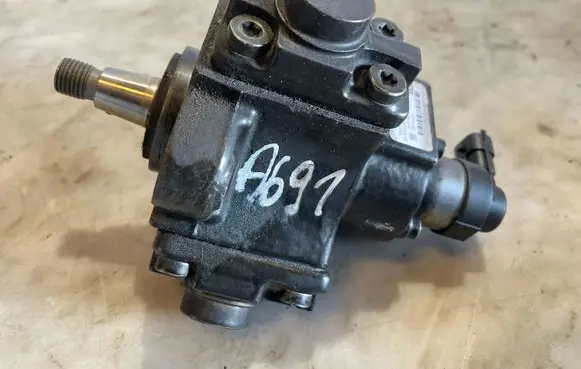 Opel Astra J Fuel injection high pressure pump 55574632 0445010248 1213757