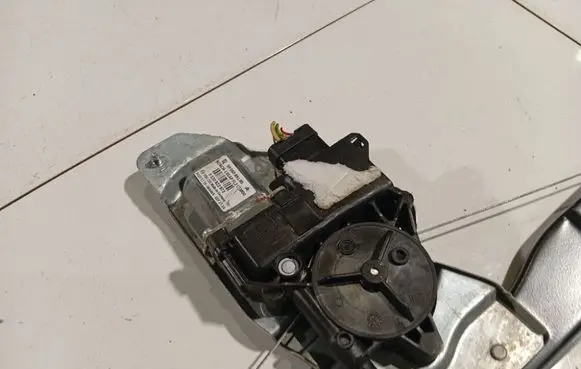 Peugeot 508 Front door window regulator motor 9806085180