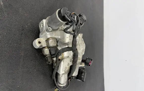 BMW 7 F01 F02 F03 F04 Air suspension compressor 6775258