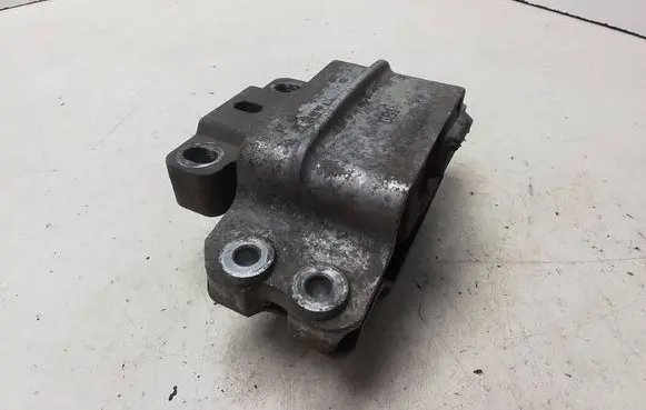 Volkswagen PASSAT B6 Engine mount bracket 3C0199555