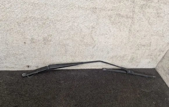 Tesla Model S Front wiper blade arm 105339900A