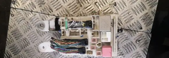 Toyota Auris 150 Fuse module 8273002150a