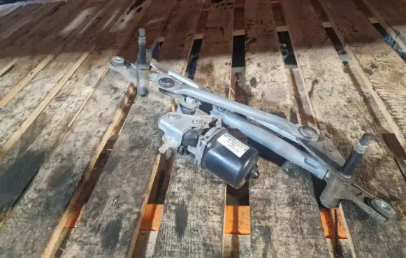 Buick Encore I Front wiper linkage and motor