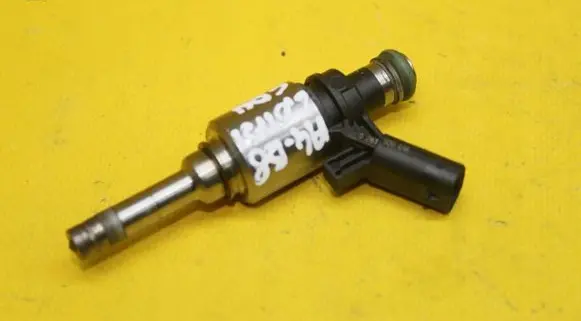 Audi A4 S4 B8 8K Fuel injector