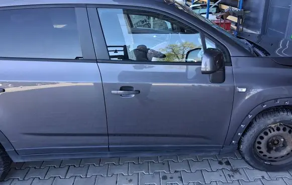 Chevrolet Orlando Front door
