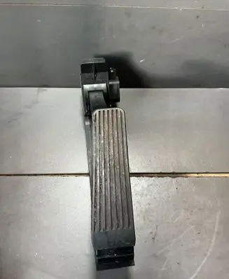 Mercedes-Benz S W220 Accelerator throttle pedal A2203000004