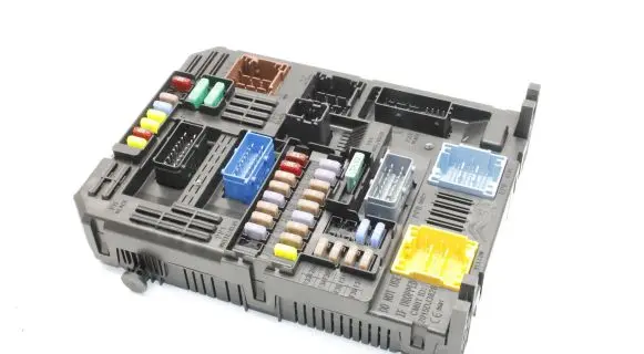 Opel Mokka B Fuse module 9832881080