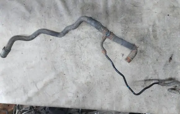 Engine coolant pipe/hose