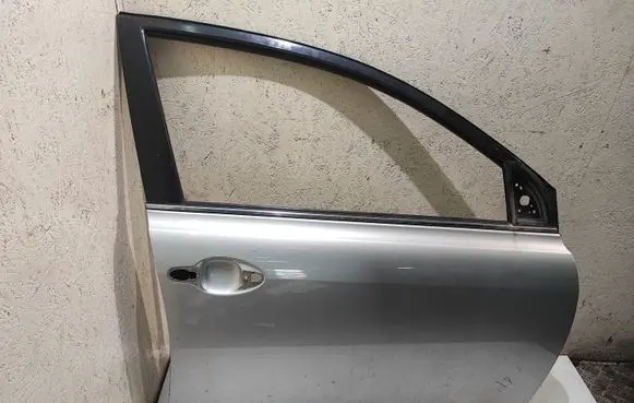 Toyota Avensis T250 Front door
