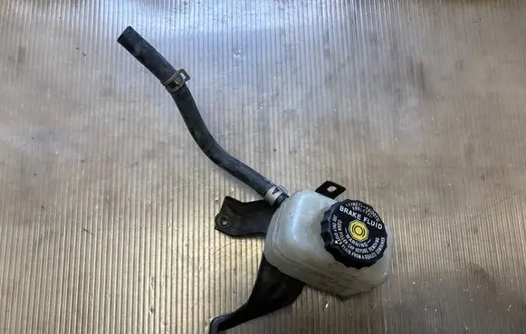 Brake fluid reservoir