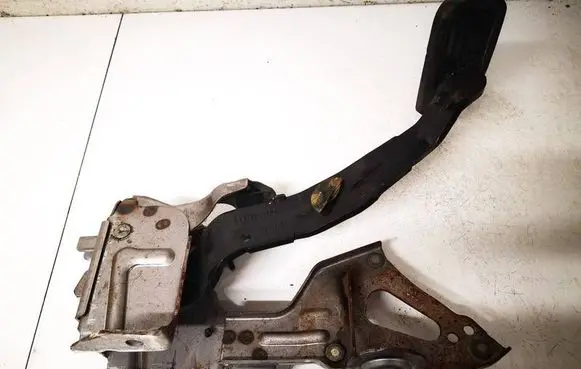 Nissan Qashqai Brake pedal e001046x11