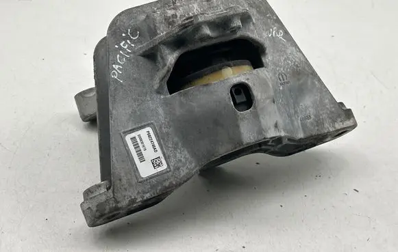 Chrysler Pacifica Engine mount bracket P68224746AD D008301619