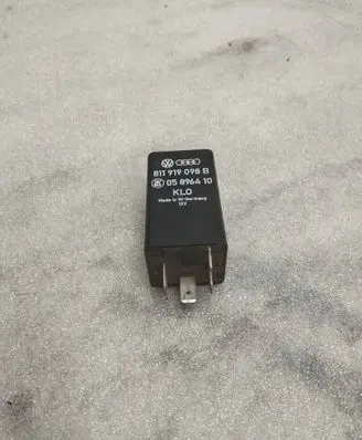 Volkswagen PASSAT B5 Other relay 811919098B 05896410