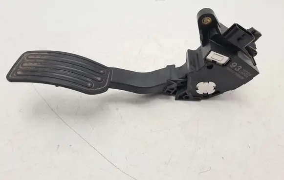 Accelerator throttle pedal