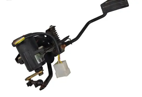 Accelerator throttle pedal