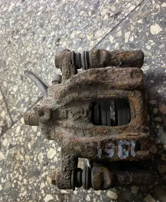 Honda CR-V Rear brake caliper