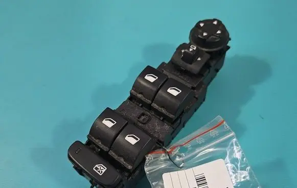 Peugeot 5008 II Electric window control switch 98319739ZD IMPRK1598670