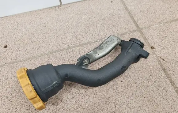 Subaru Legacy Oil fill pipe 