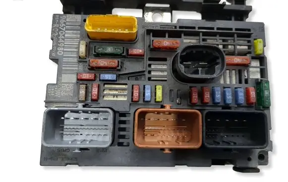 Peugeot 5008 Fuse module 9667044980