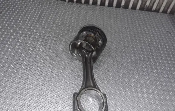Volkswagen Touran I Piston with connecting rod