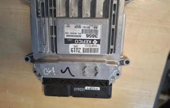 Hyundai i10 Engine control unit/module 3910002ID3 3911002ID0 9030933656KB
