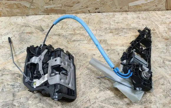 BMW 2 F46 Front door lock 7281931