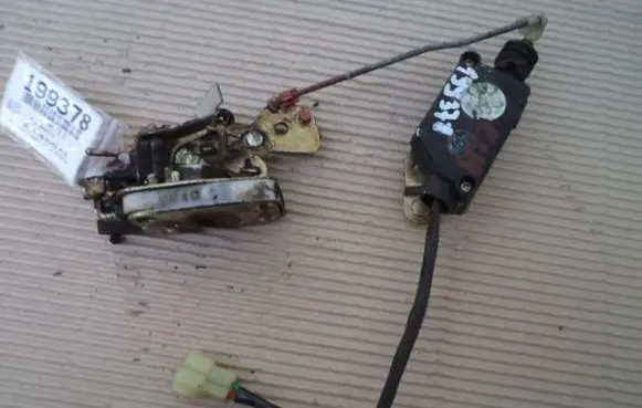 KIA Sephia Rear door lock