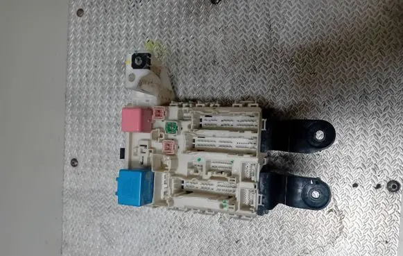 Toyota Avensis T270 Fuse module 8273005170C 15428J10
