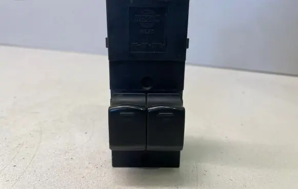 Nissan Micra Electric window control switch 4618