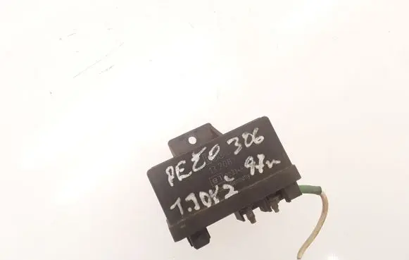 Peugeot 306 Glow plug pre-heat relay 132081 E1023344